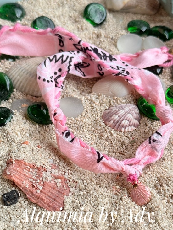 ALQUIMIA Jewelry - AMERICANA + pink bandanna Gold shell charm choker necklace